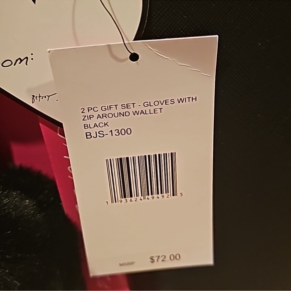 🪷 NIB Betsey Johnson Cameo Gloves & Wristlet Gift Set - Picture 13 of 15